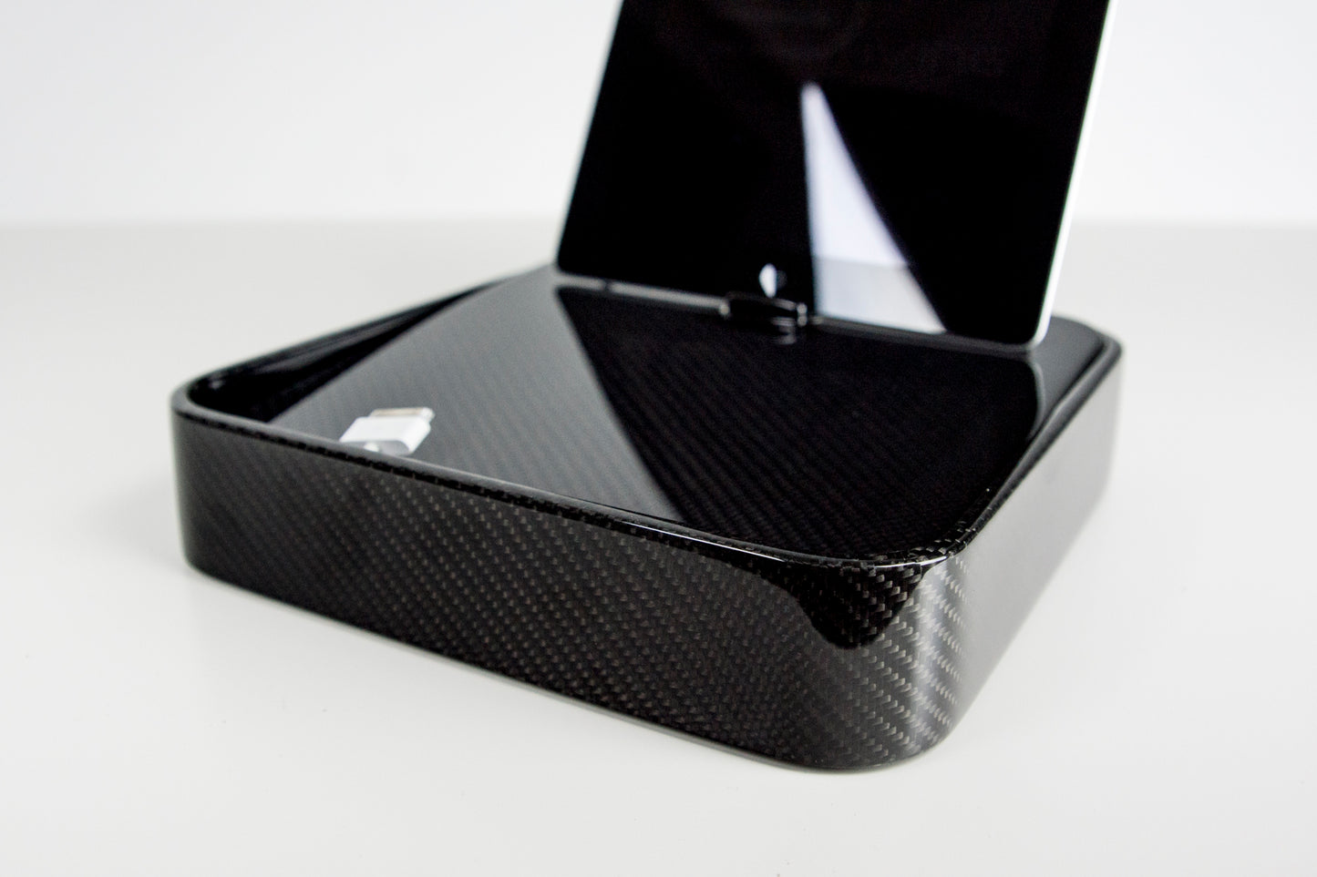 Carbon Mediabox Smartphone Handy Tablet Ladestation Bluelounge Sanctuary4