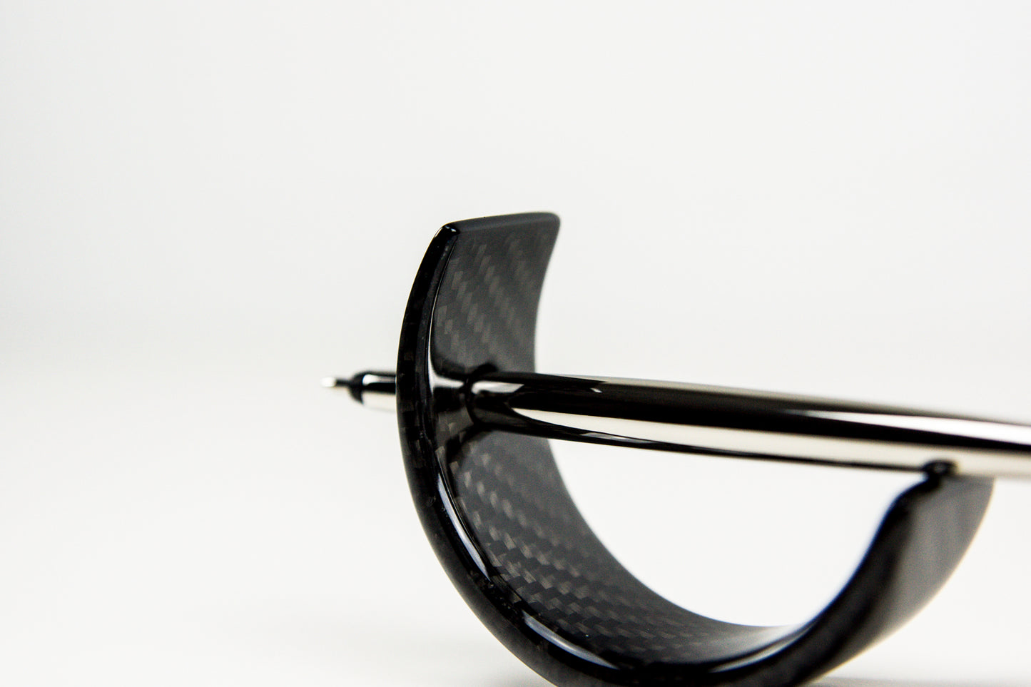 Carbon Stifthalter mit Design Metallkugelschreiber mit Ständer / Carbon Fibre Design Penholder with metal pen