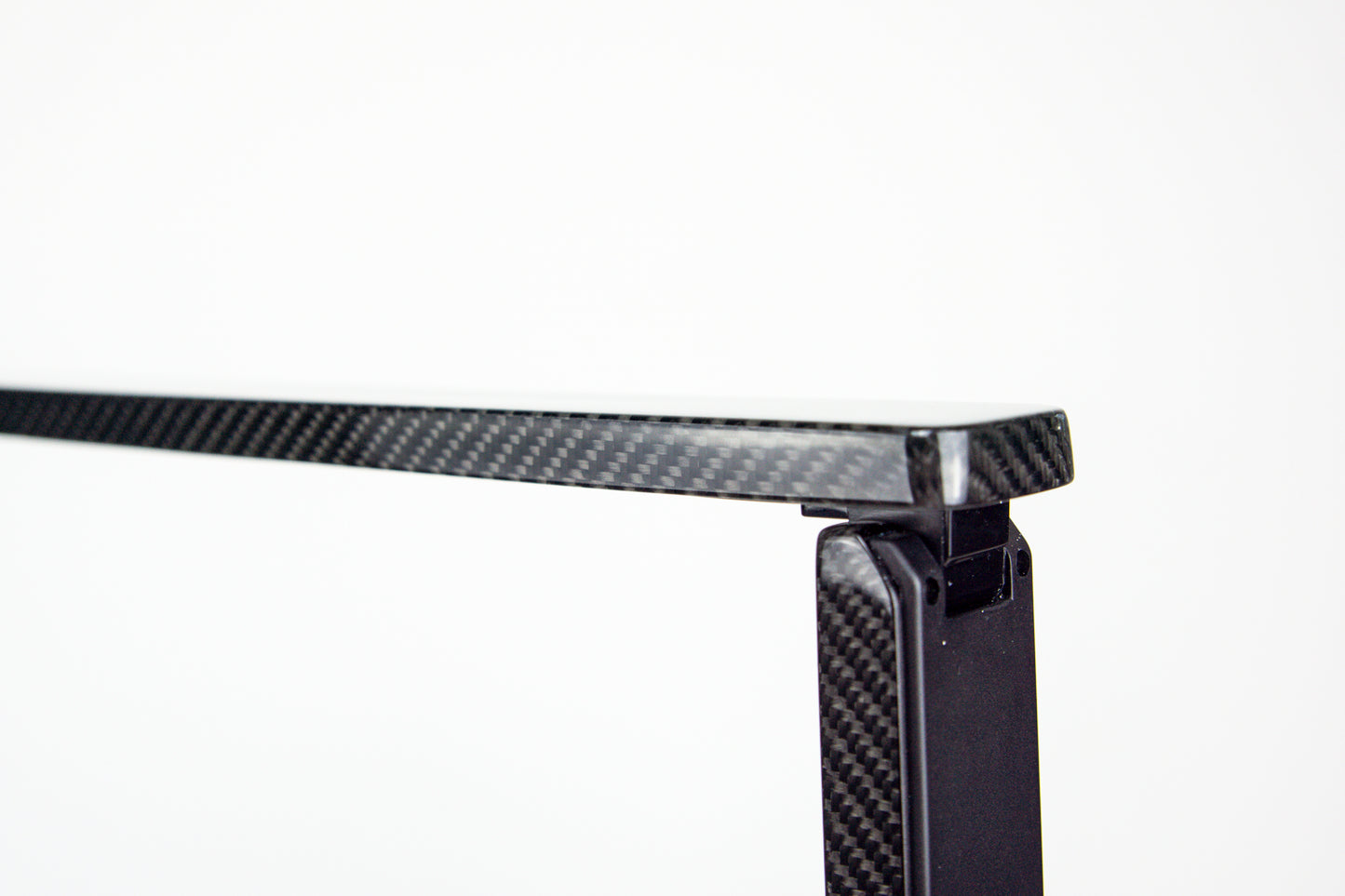 Carbon LED Schreibtischlampe Tischlampe mit USB Ladefunktion dimmbar / Carbon Fibre LED Desk Lamp with USB charging function