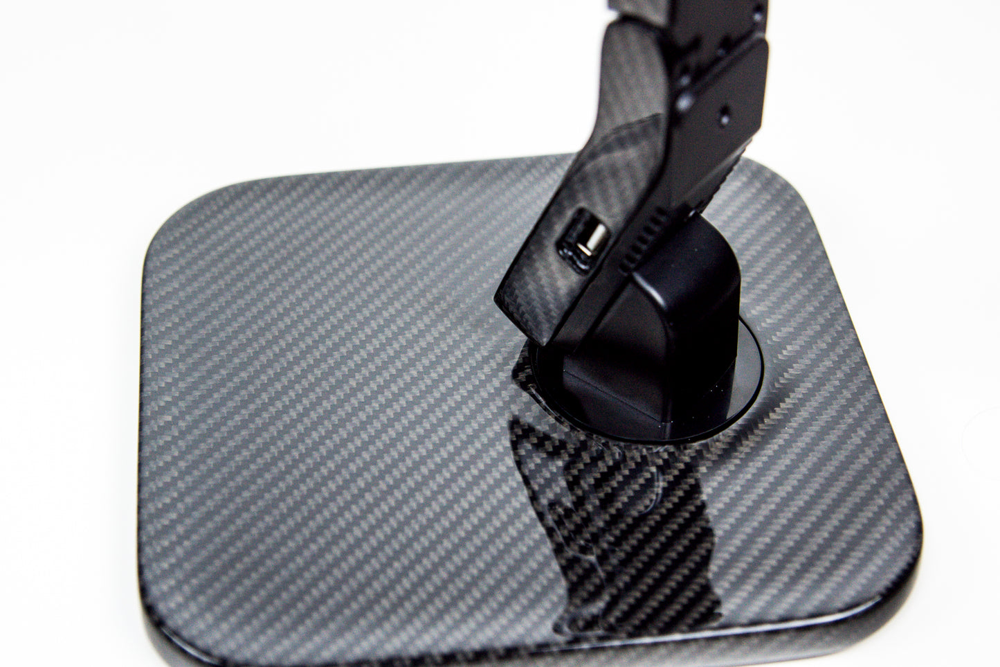 Carbon LED Schreibtischlampe Tischlampe mit USB Ladefunktion dimmbar / Carbon Fibre LED Desk Lamp with USB charging function