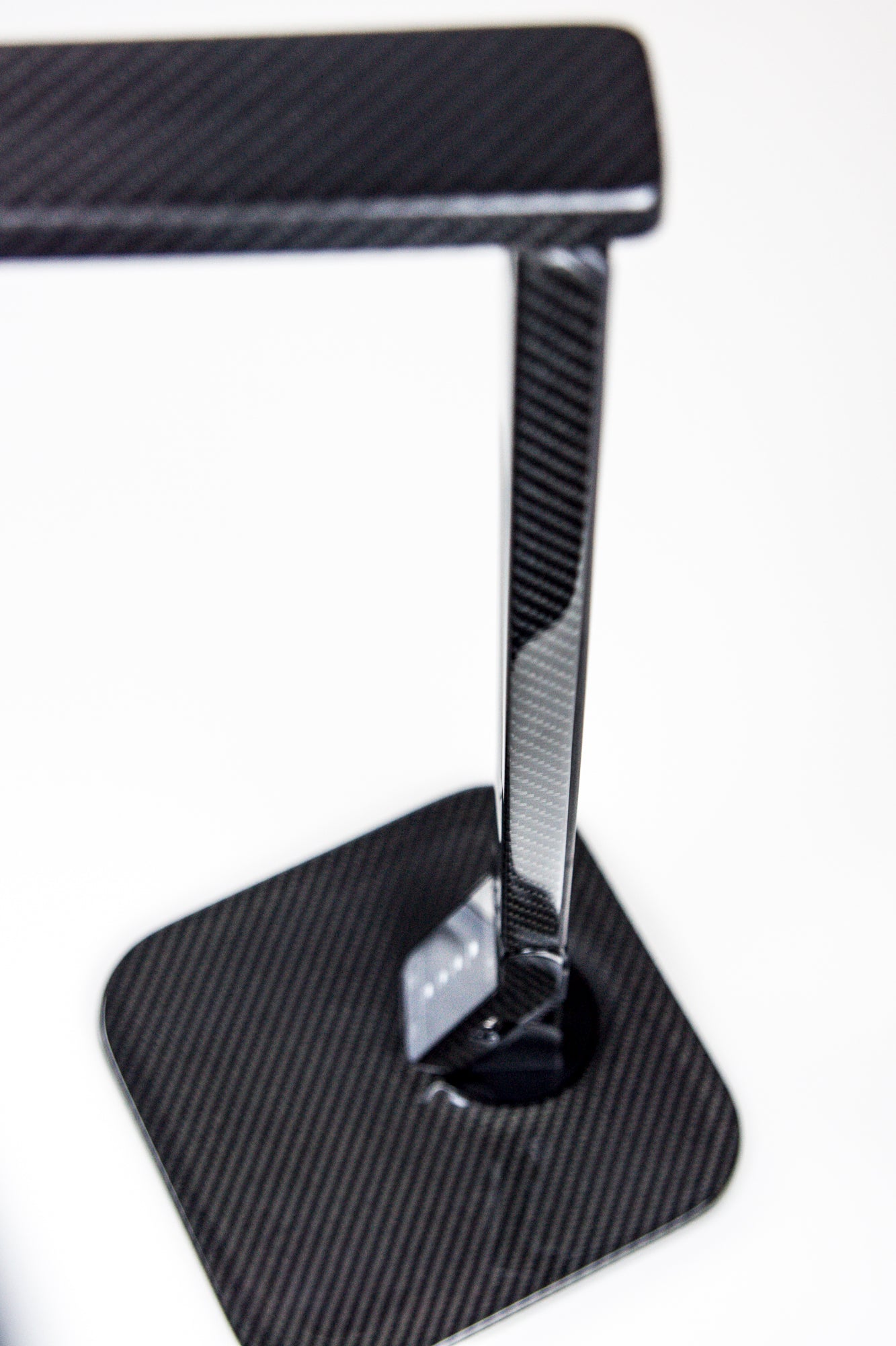 Carbon LED Schreibtischlampe Tischlampe mit USB Ladefunktion dimmbar / Carbon Fibre LED Desk Lamp with USB charging function