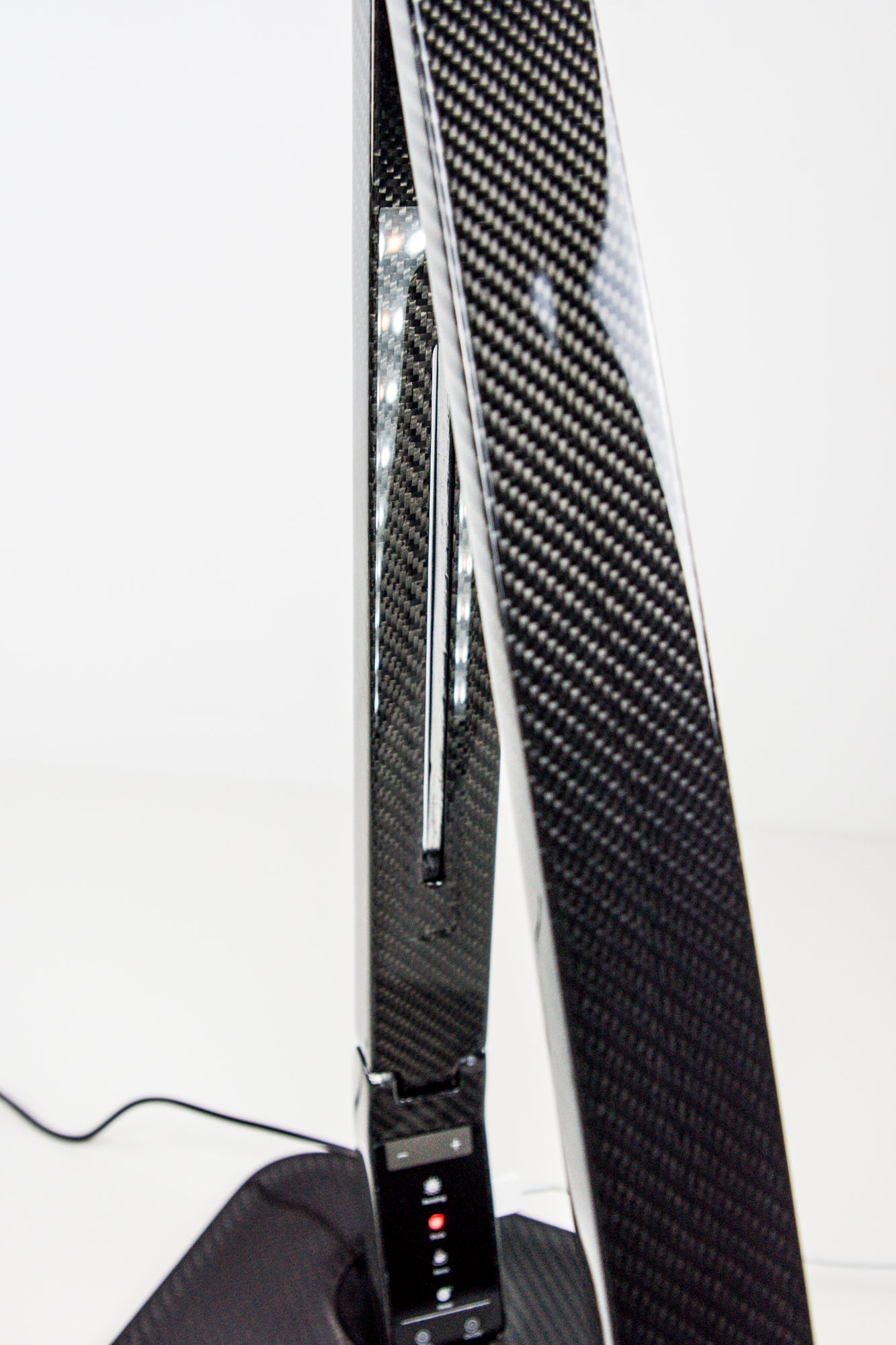 Carbon LED Schreibtischlampe Tischlampe mit USB Ladefunktion dimmbar / Carbon Fibre LED Desk Lamp with USB charging function