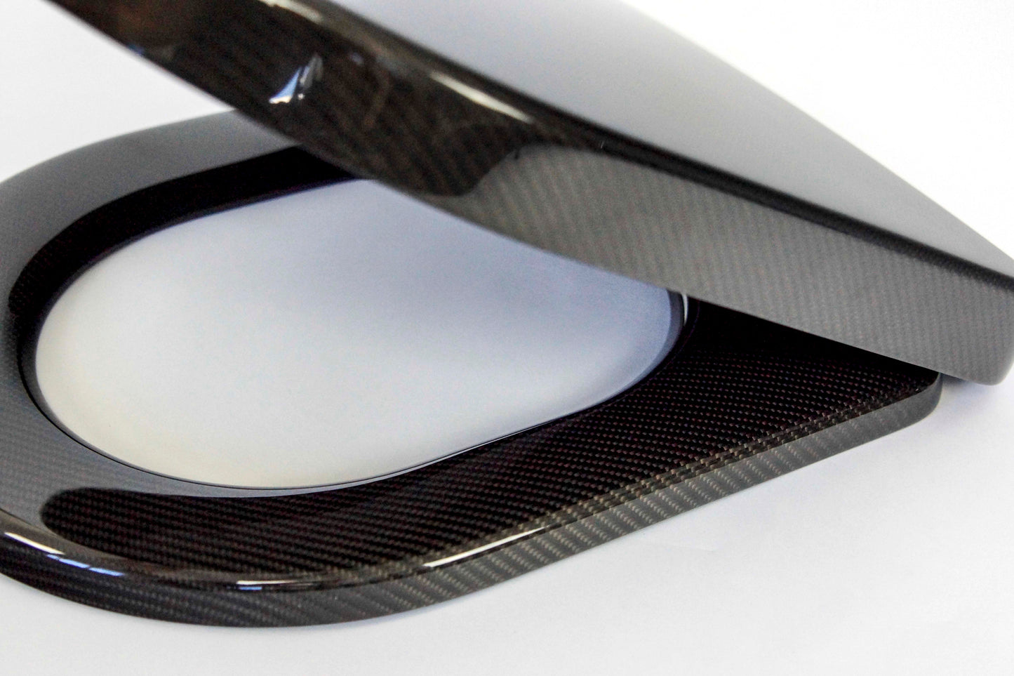 Carbon Toilettensitz WC-Sitz für Wand-WC's mit Soft-Close Absenkautomatik Design / Carbon Fibre WC seat for wall-mounted toilets with automatic lowering